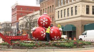 Famous ornaments make their return to downtown Lansing